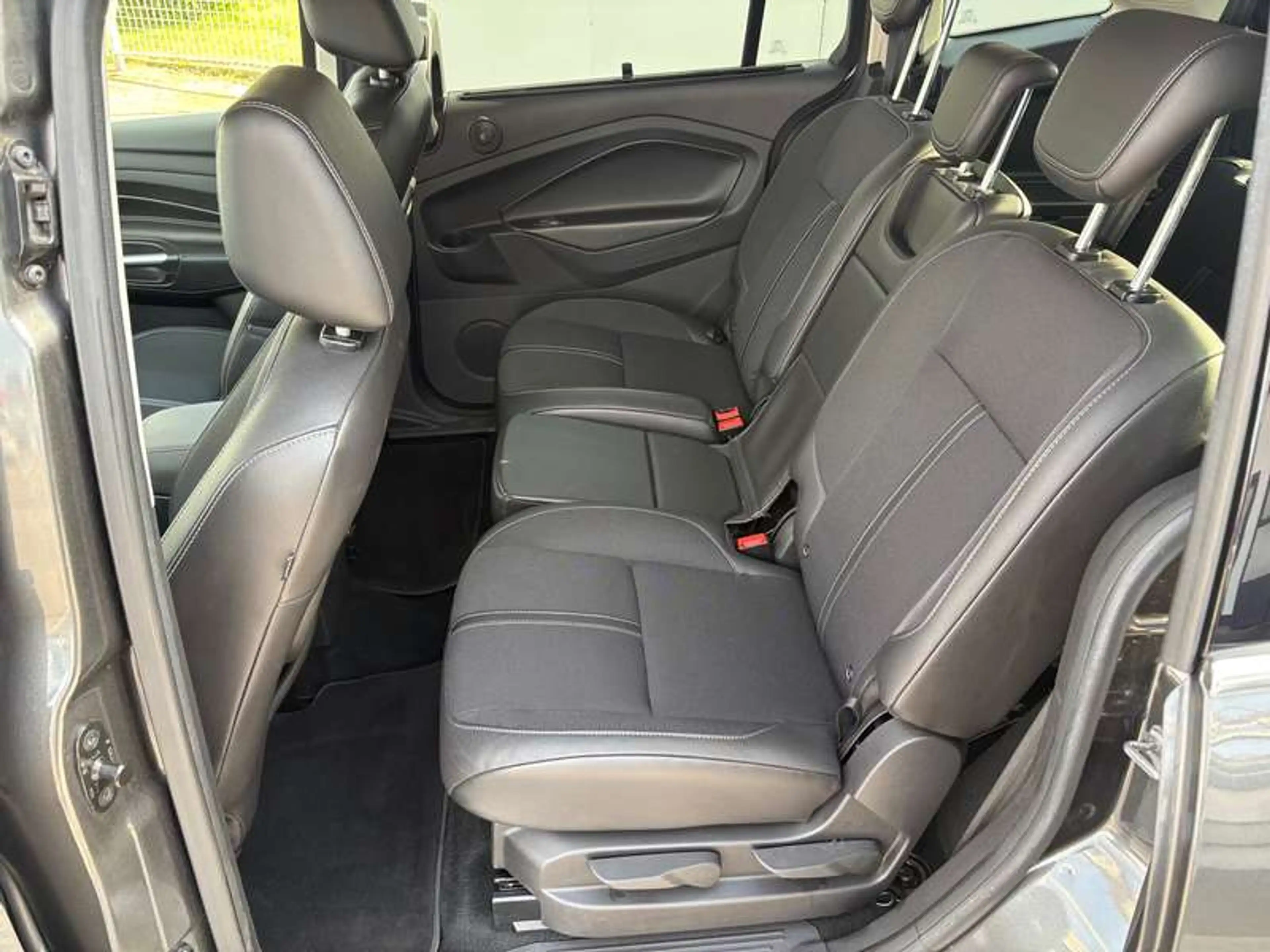 Ford Grand C-Max — photo 11