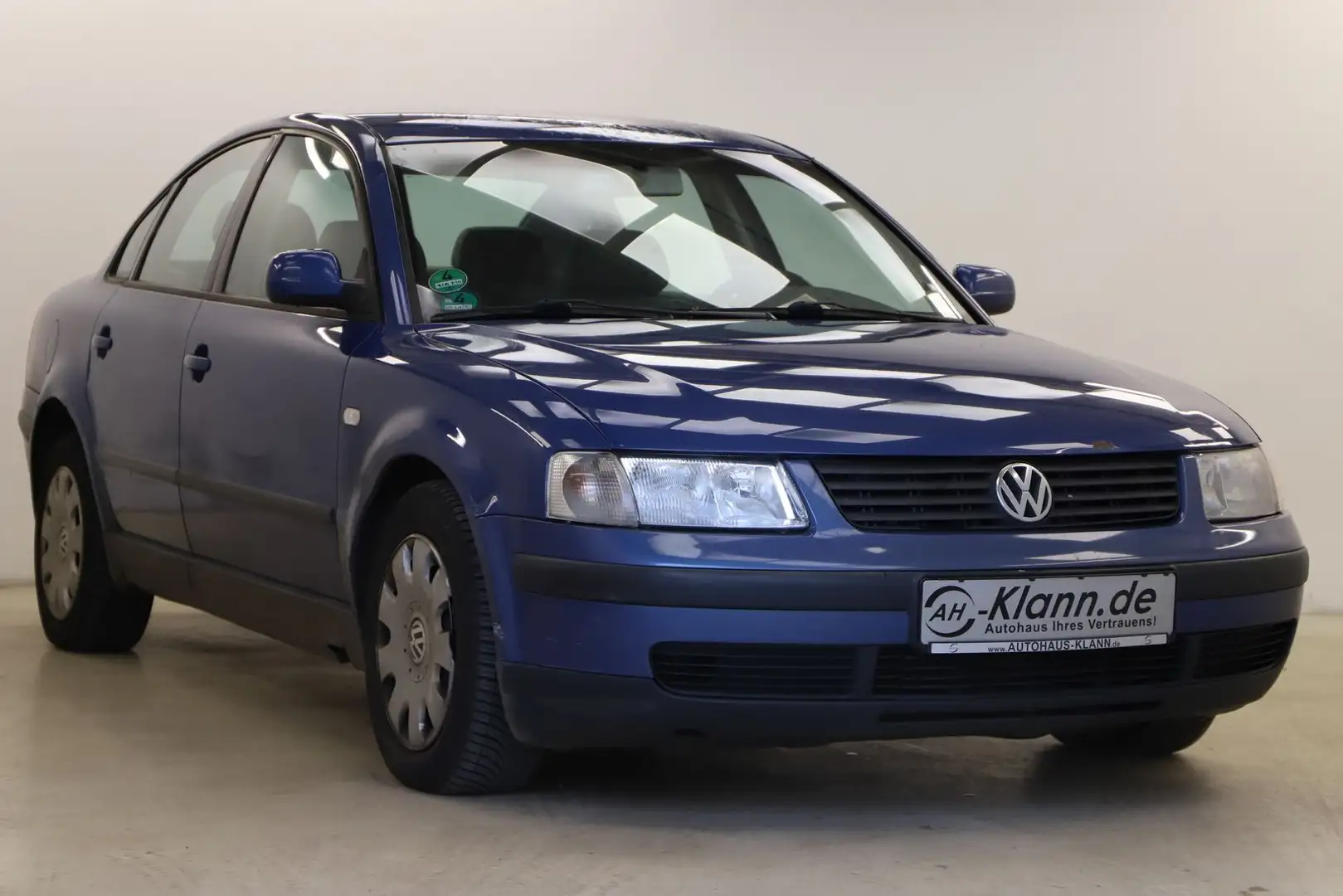 Volkswagen Passat 1.6 101 PS Limo Ac Automatik KEIN TÜV Modrá - 1