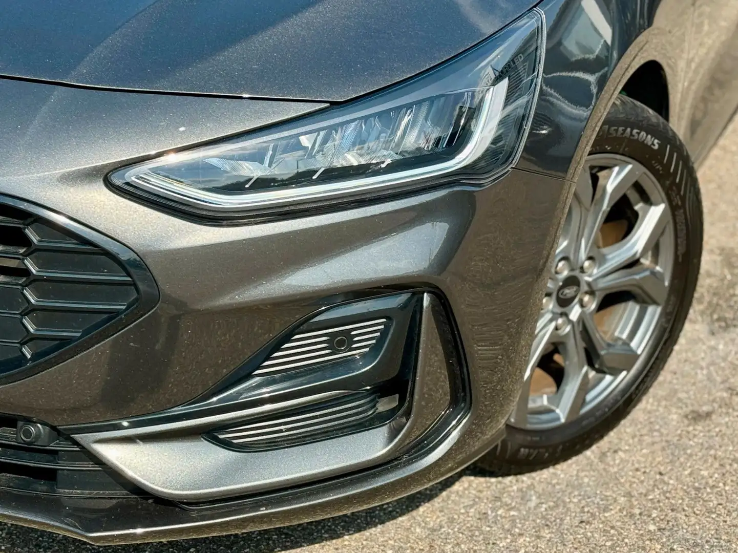 Ford Focus Turnier 1.0 EcoBoost Hybrid Aut. ST-Line X Grau - 2
