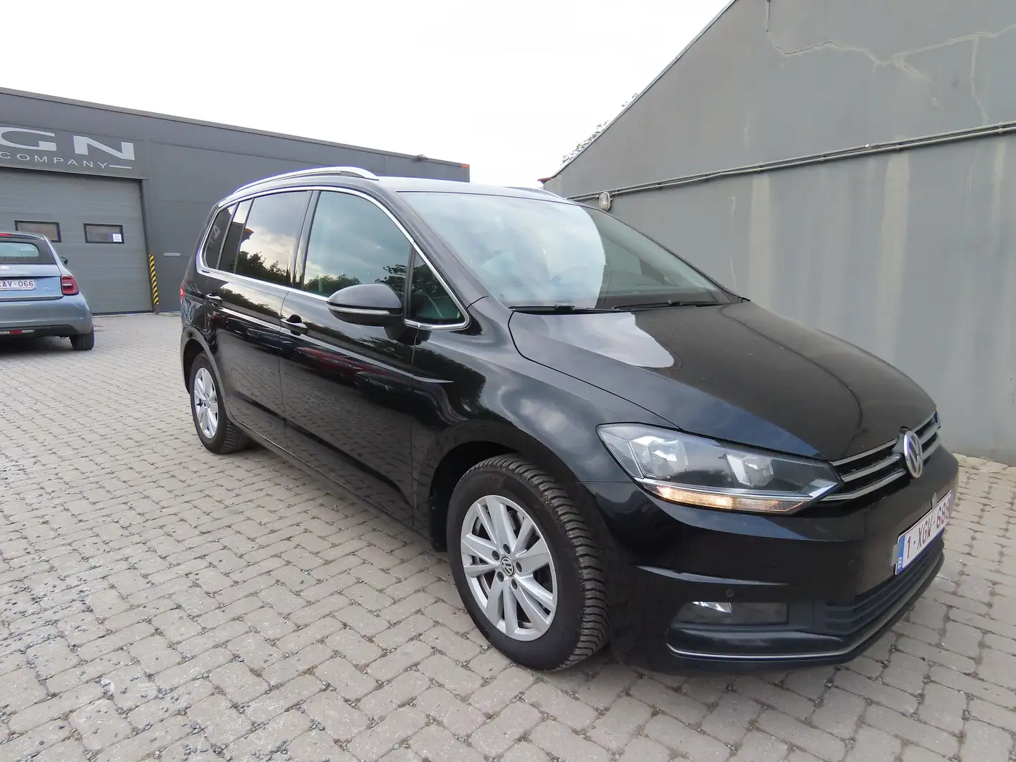 Volkswagen Touran 2.0 TDi SCR Highline DSG 11500eur+BTW/TVA Zwart - 1