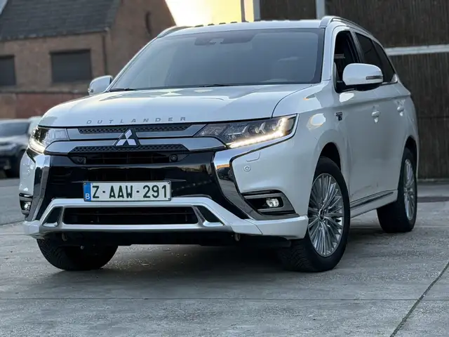 Mitsubishi Outlander 2.4 4WD Plug-In Hybrid Diamant-Navi-Cam-Dak
