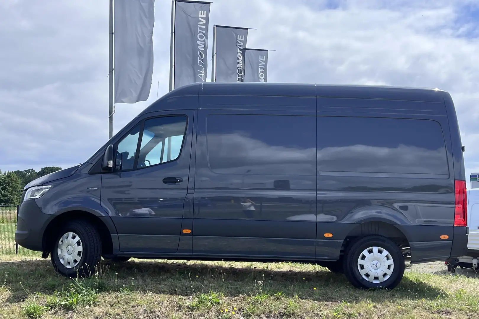 Mercedes-Benz 320 eSprinter L2/H2 Pro 81kWh | Winterpakket | High-pe Gris - 2