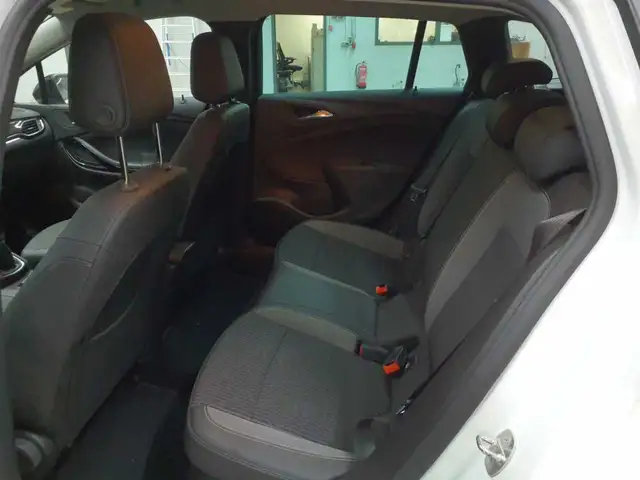 Opel Astra view 13