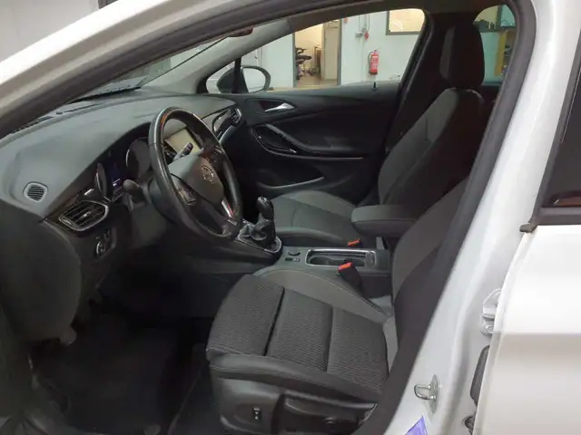 Opel Astra view 7