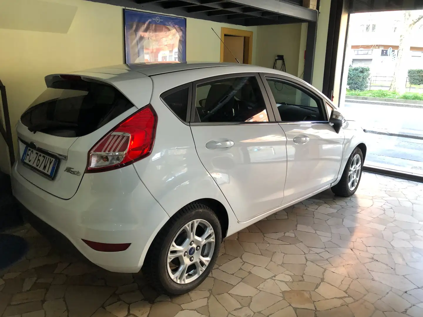 Ford Fiesta 5p 1.5 tdci Business 75cv UNICO PROPRIETARIO Blanc - 2