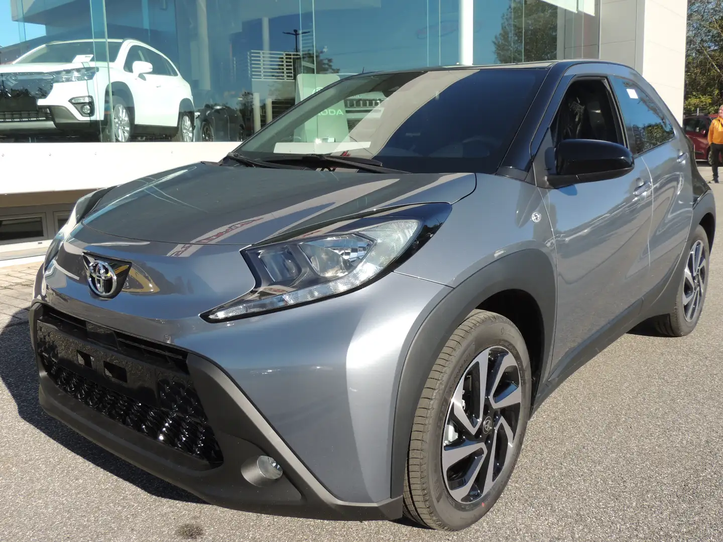 Toyota Aygo X 1.0 TREND 72cv Grün - 1