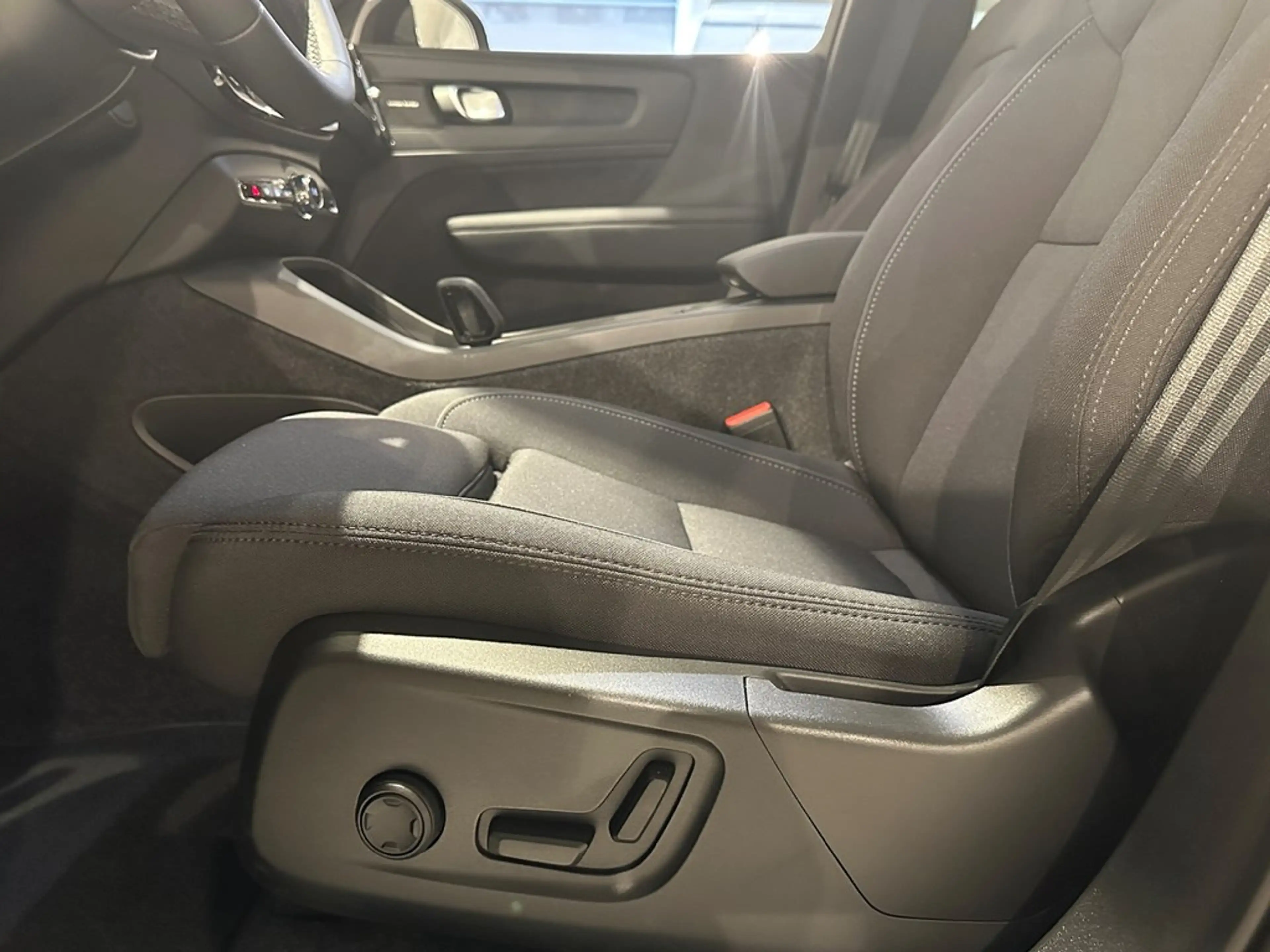 Volvo EC40 Recharge Black Ed. Ultra Extended Range — photo 6