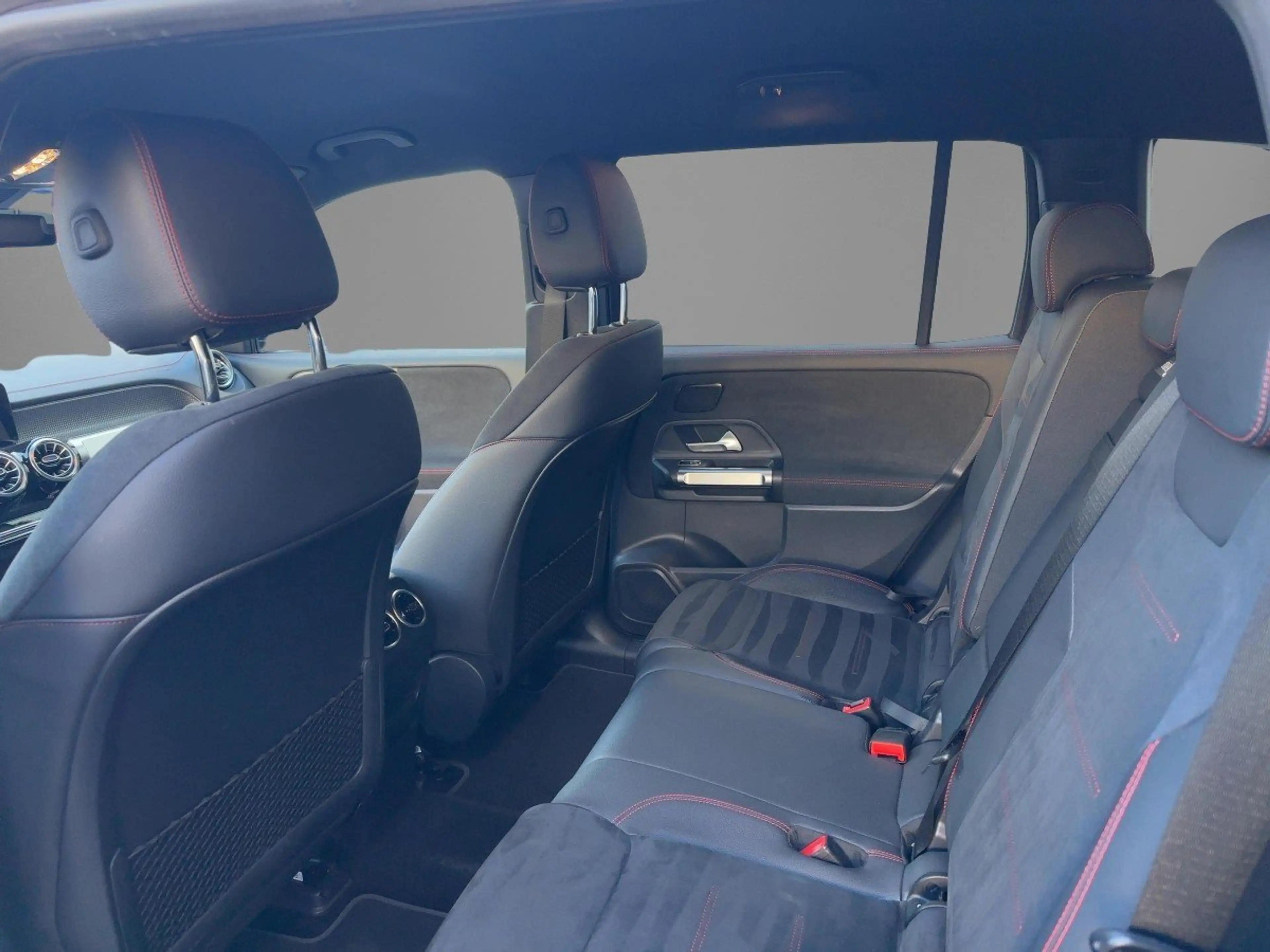 Mercedes-Benz EQB 300 4MATIC AMG-Line Night-P. Distronic — photo 6