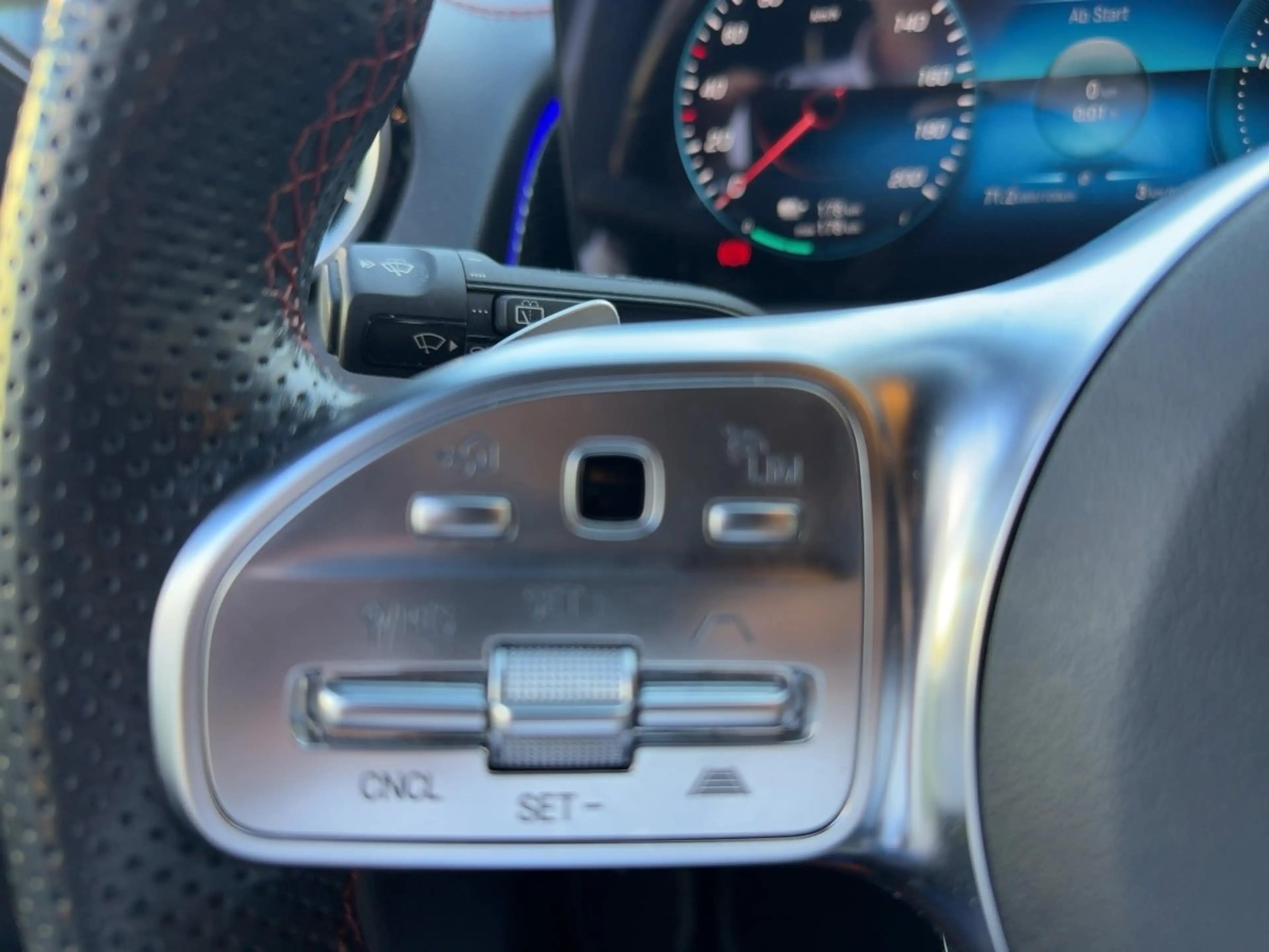 Mercedes-Benz EQB 300 4MATIC AMG-Line Night-P. Distronic — photo 9