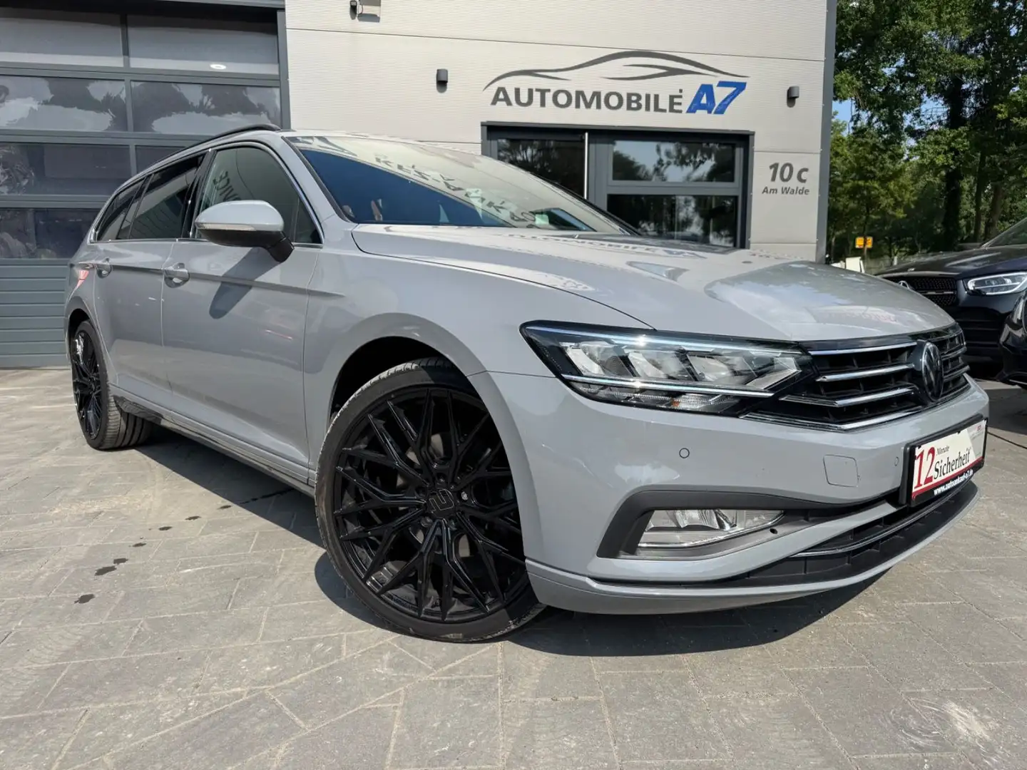 Volkswagen Passat Variant Business *MASSAGE/PANO/AHK* Grau - 1