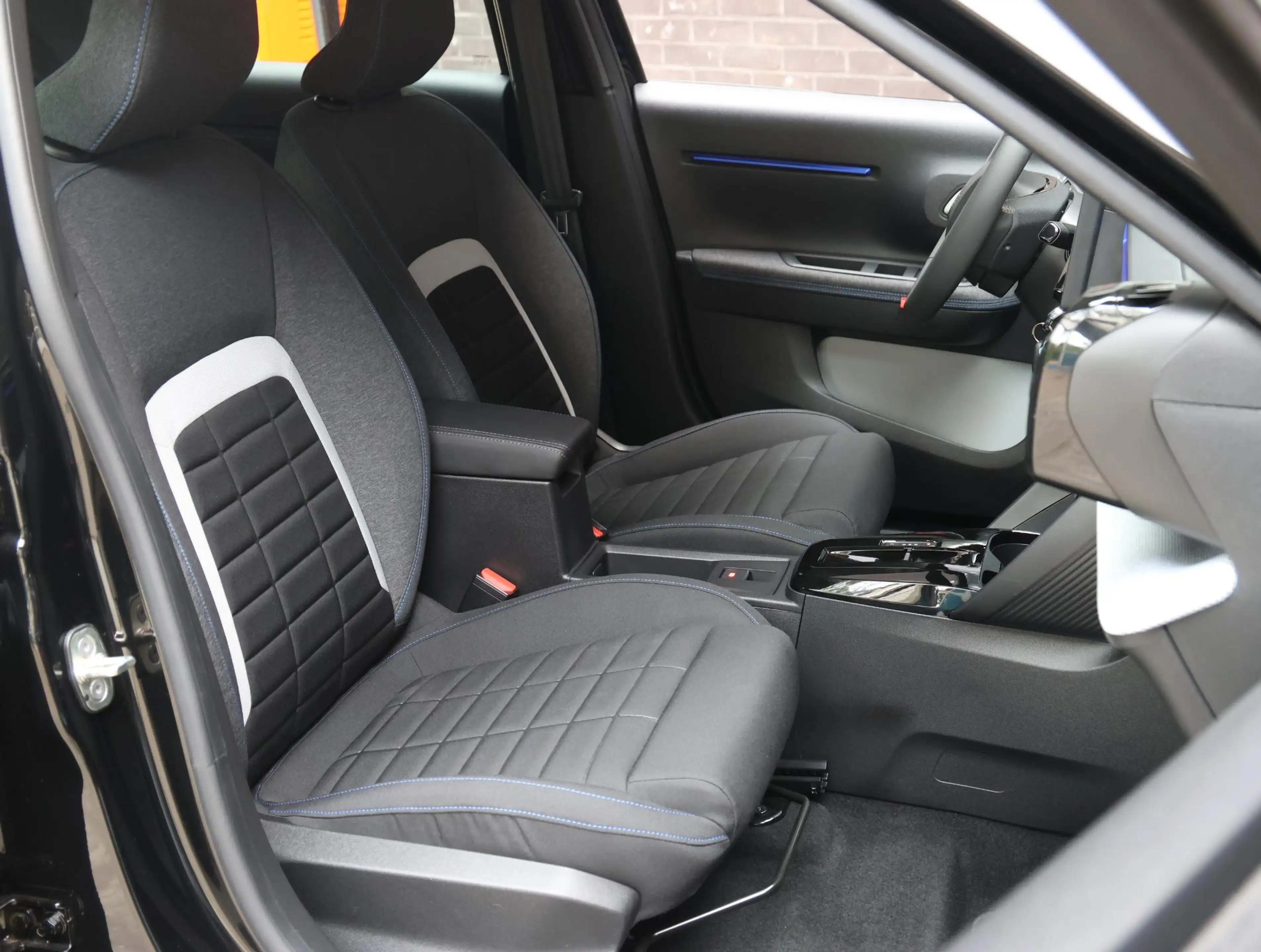 Citroen E-C3 Plus 113pk 44kWh | Draadloze Telefoonlader | Navig — photo 11