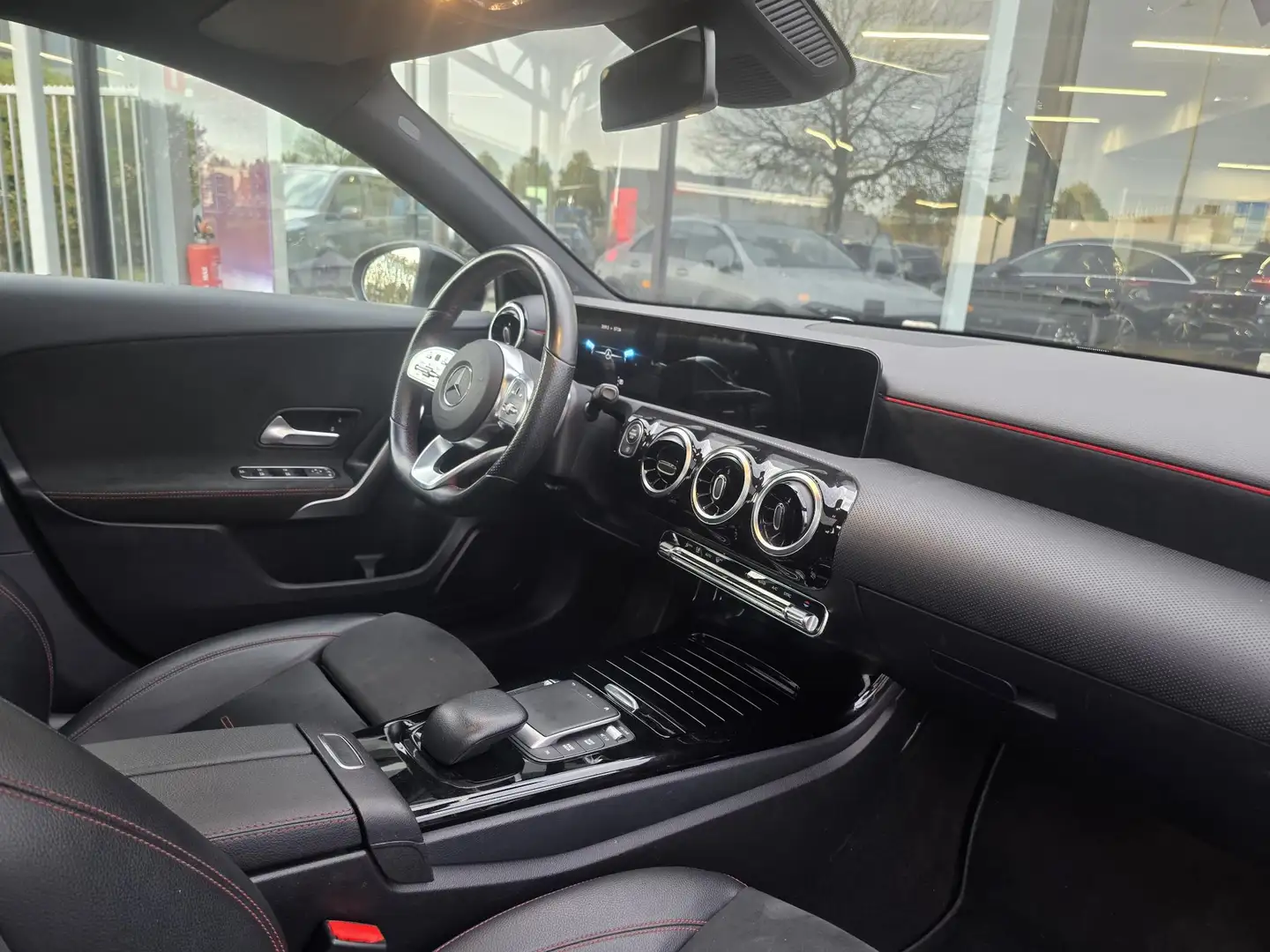 Mercedes-Benz A 180 Limousine A AMG Line Zilver - 2