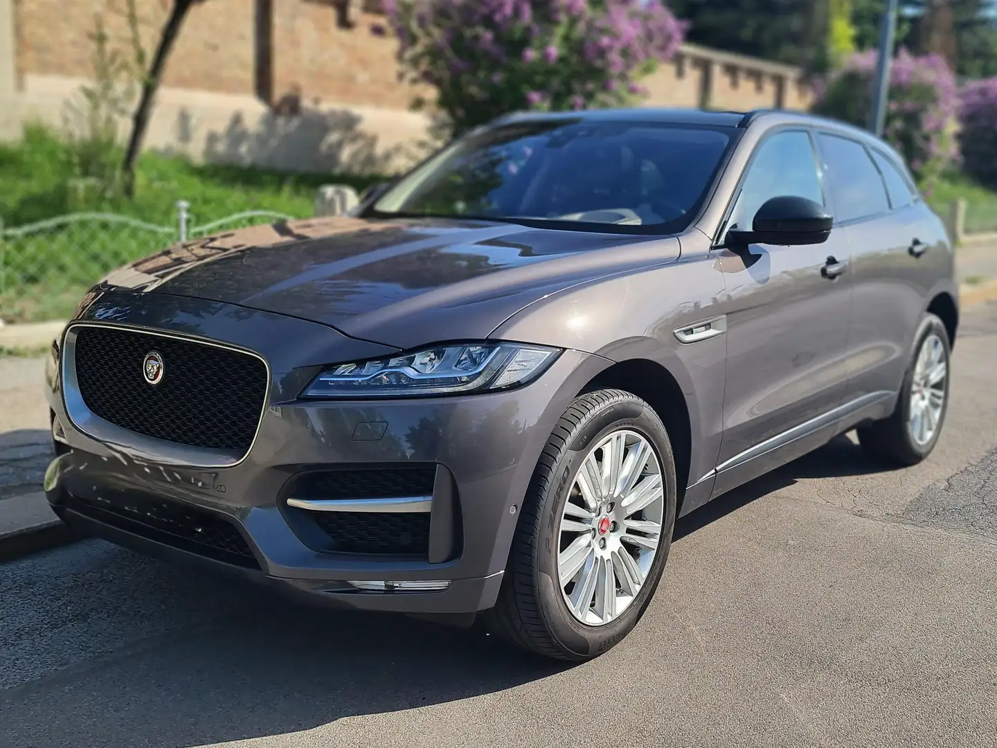 Jaguar F-Pace 20d AWD R-Sport Aut. Grau - 1