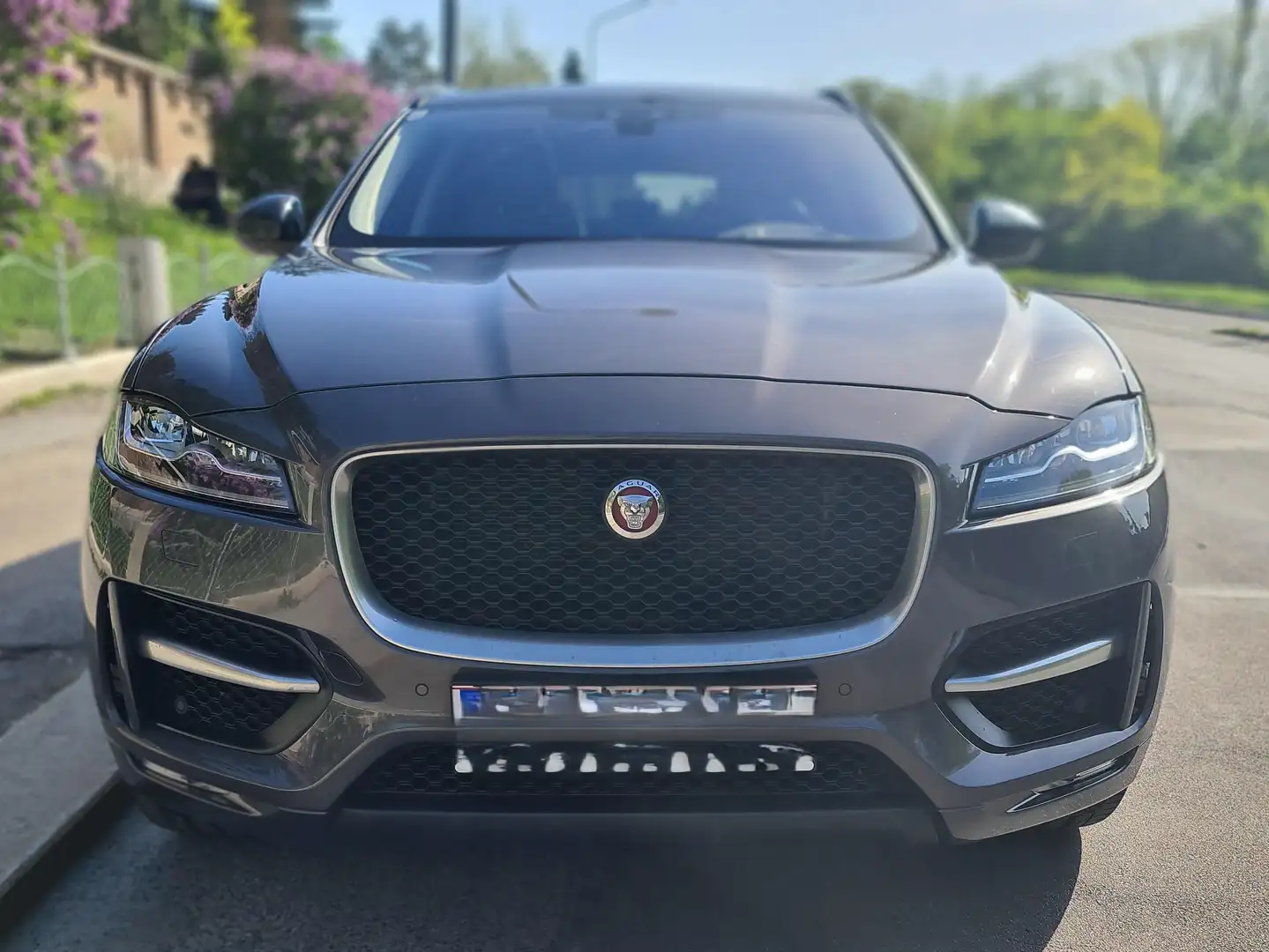 Jaguar F-Pace 20d AWD R-Sport Aut. Grau - 2