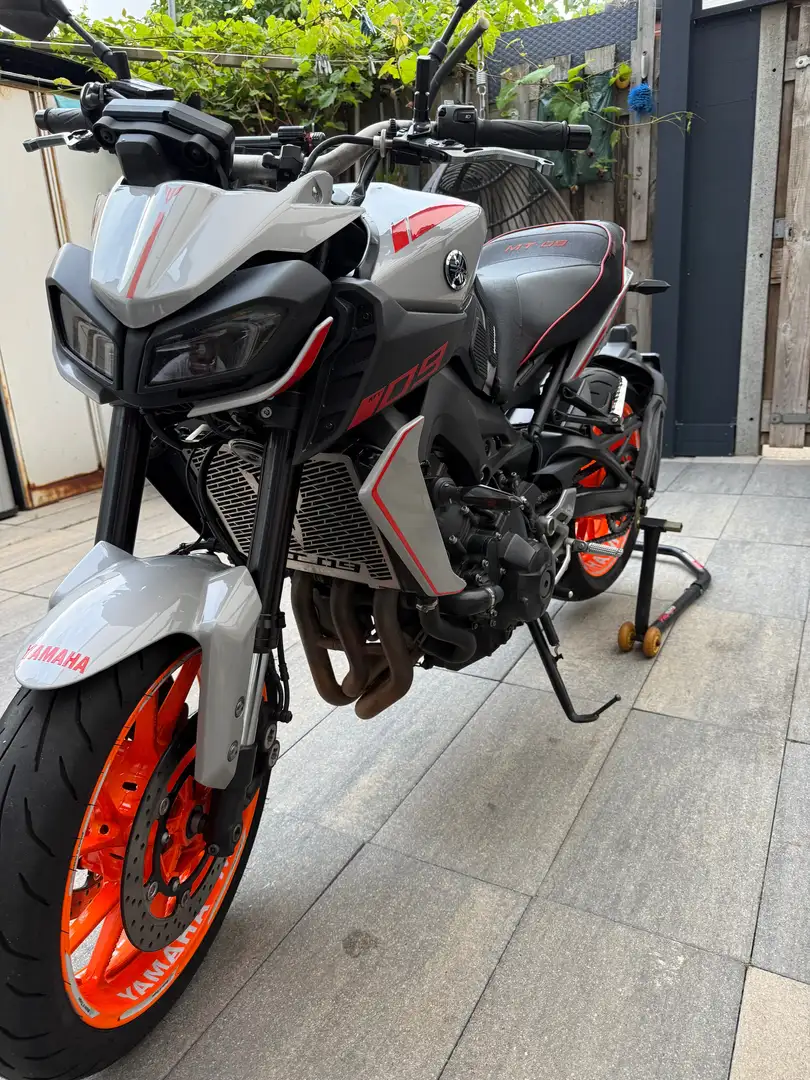 Yamaha MT-09 Quickshifter, ABS, Akra, Argintiu - 2