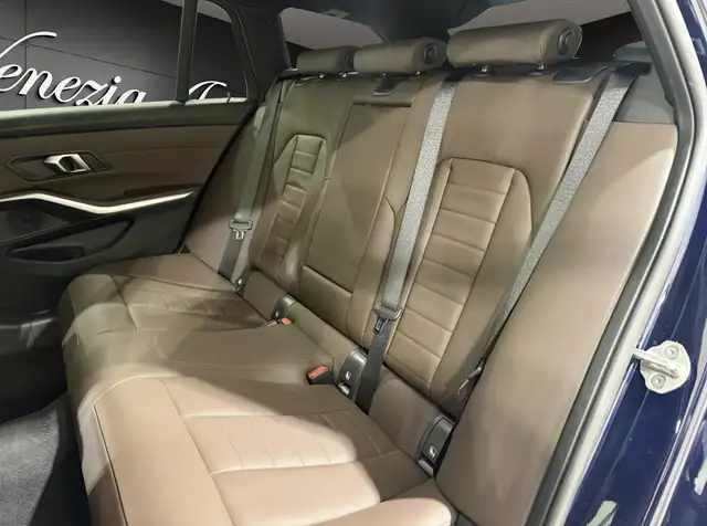 BMW 3 Series view 9