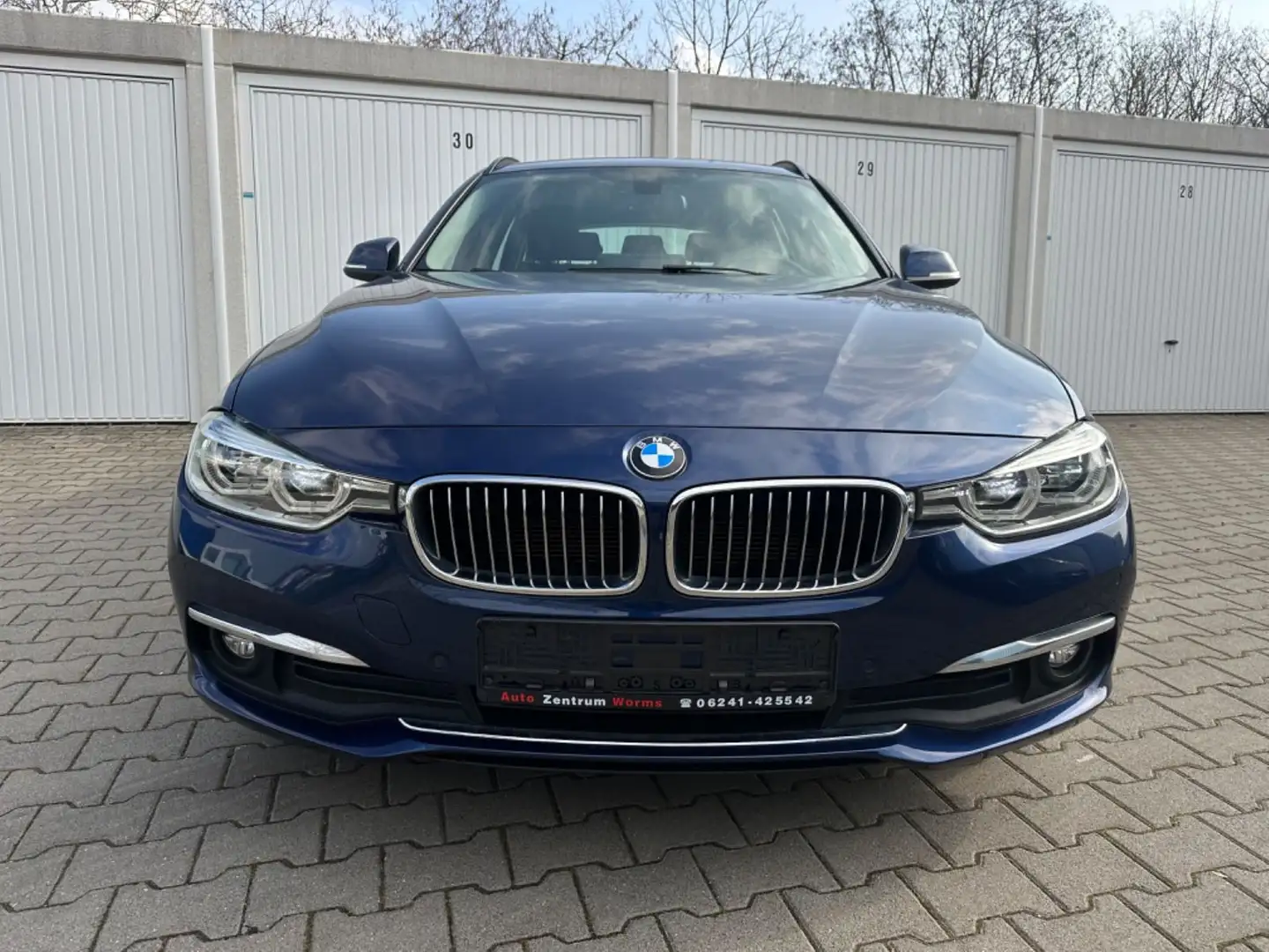 BMW 320 d Luxury Line *Automatik*2.Hand*Leder*Navi* Modrá - 2