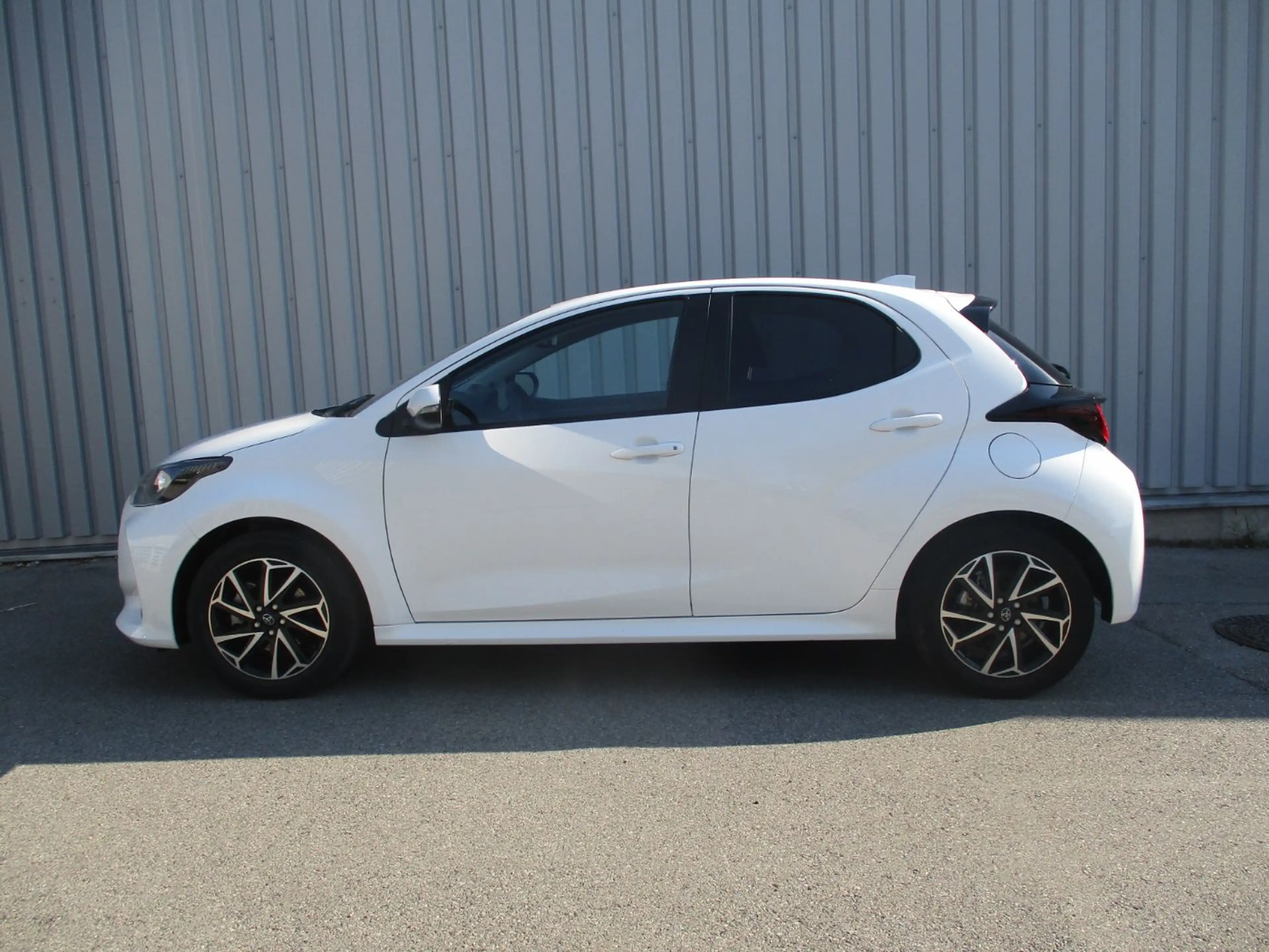 Toyota Yaris 1.5 Active Drive Hybrid ACC+LED+Navi+SHZ — photo 4