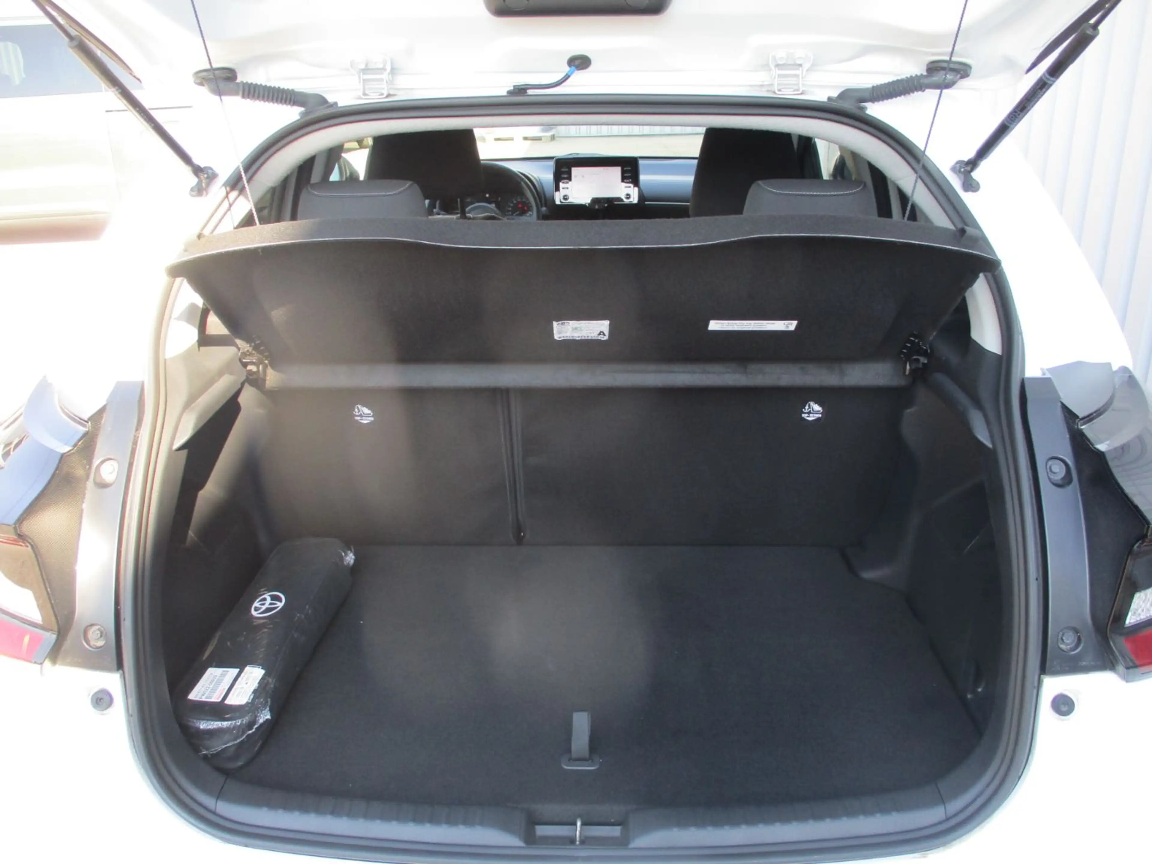 Toyota Yaris 1.5 Active Drive Hybrid ACC+LED+Navi+SHZ — photo 7