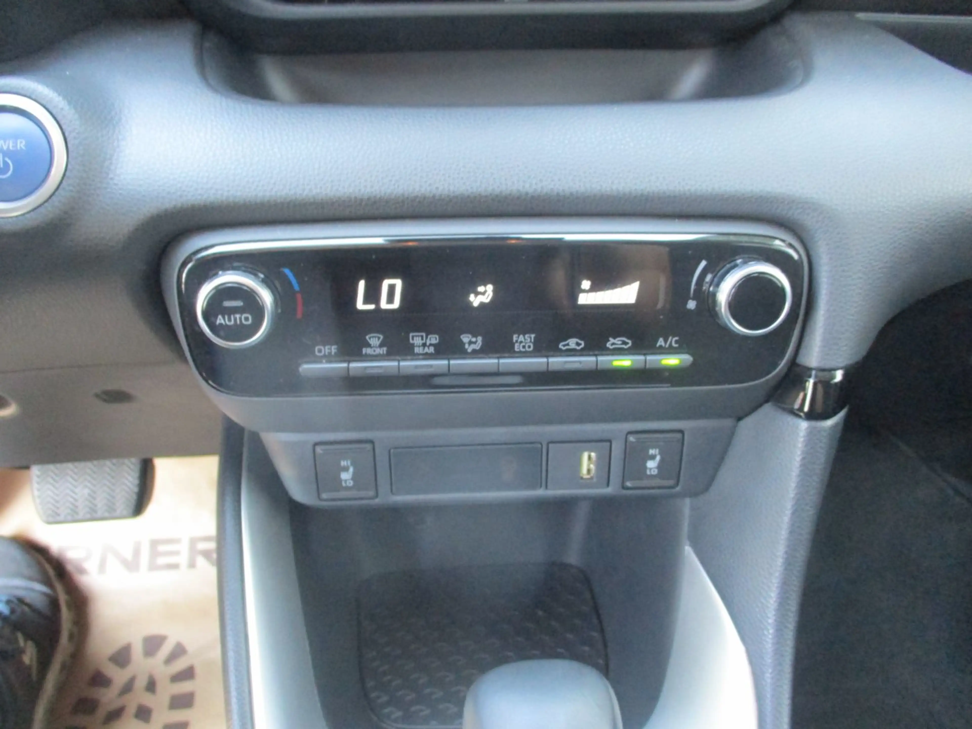 Toyota Yaris 1.5 Active Drive Hybrid ACC+LED+Navi+SHZ — photo 12