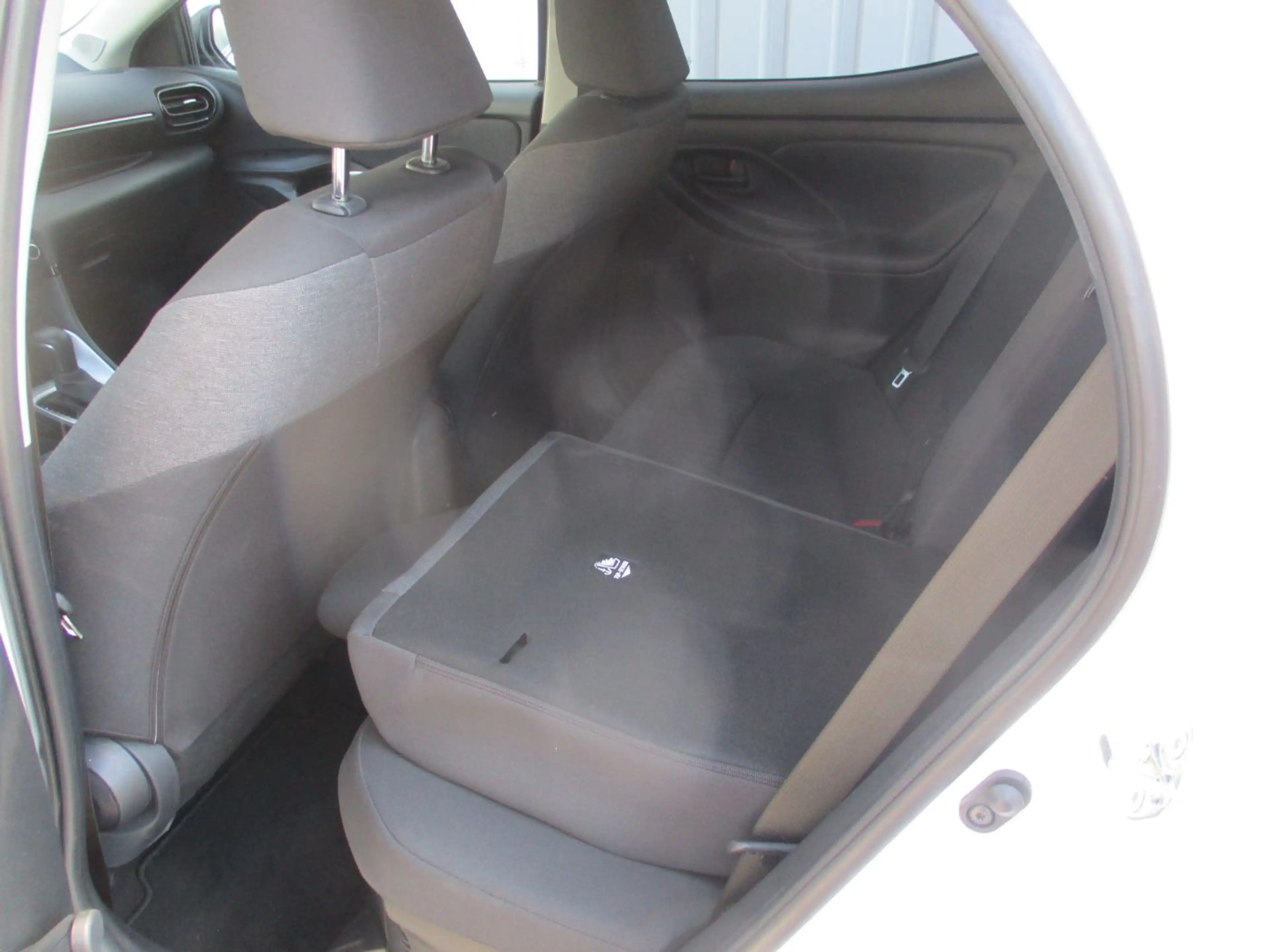 Toyota Yaris 1.5 Active Drive Hybrid ACC+LED+Navi+SHZ — photo 9