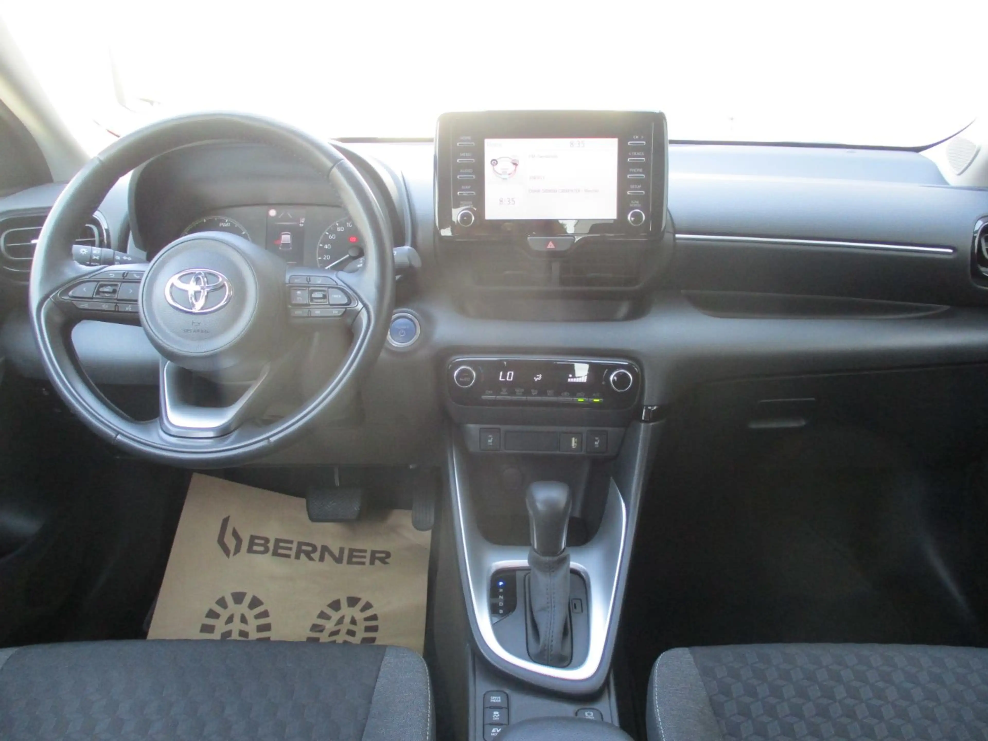Toyota Yaris 1.5 Active Drive Hybrid ACC+LED+Navi+SHZ — photo 10