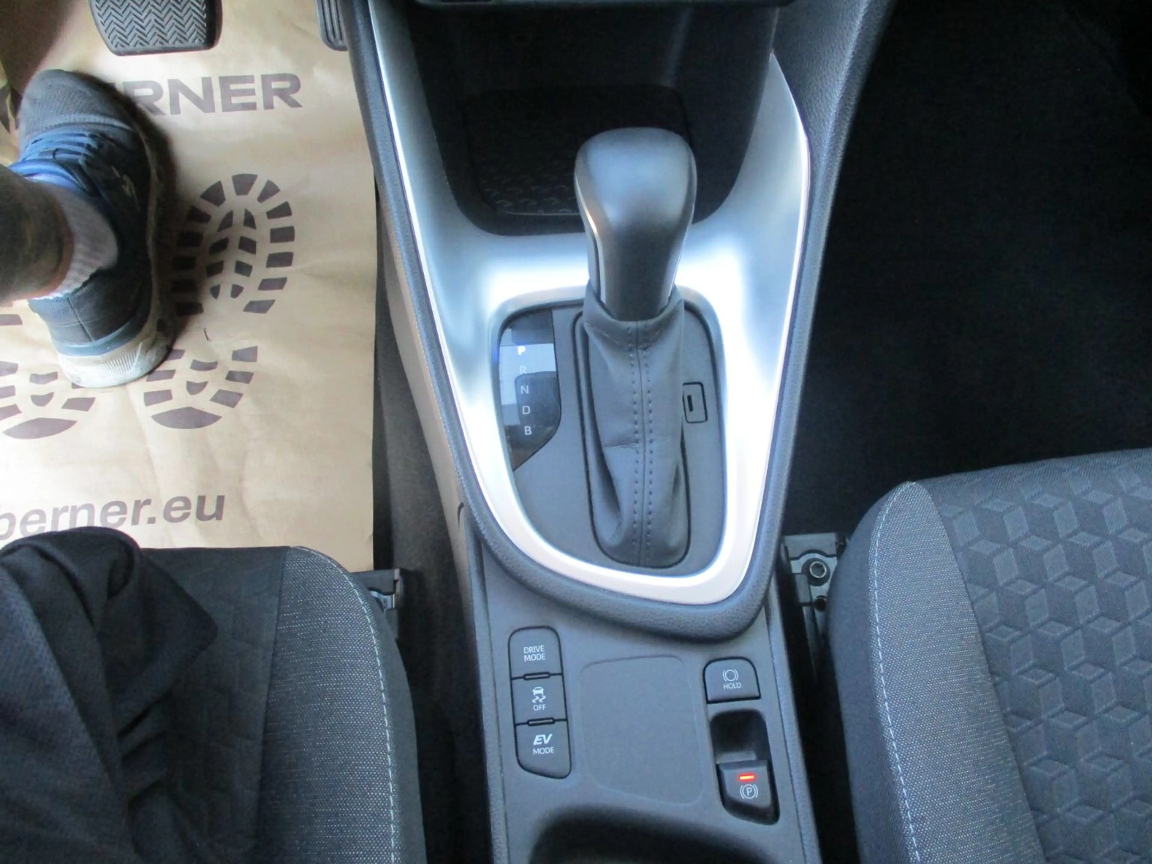 Toyota Yaris 1.5 Active Drive Hybrid ACC+LED+Navi+SHZ — photo 13