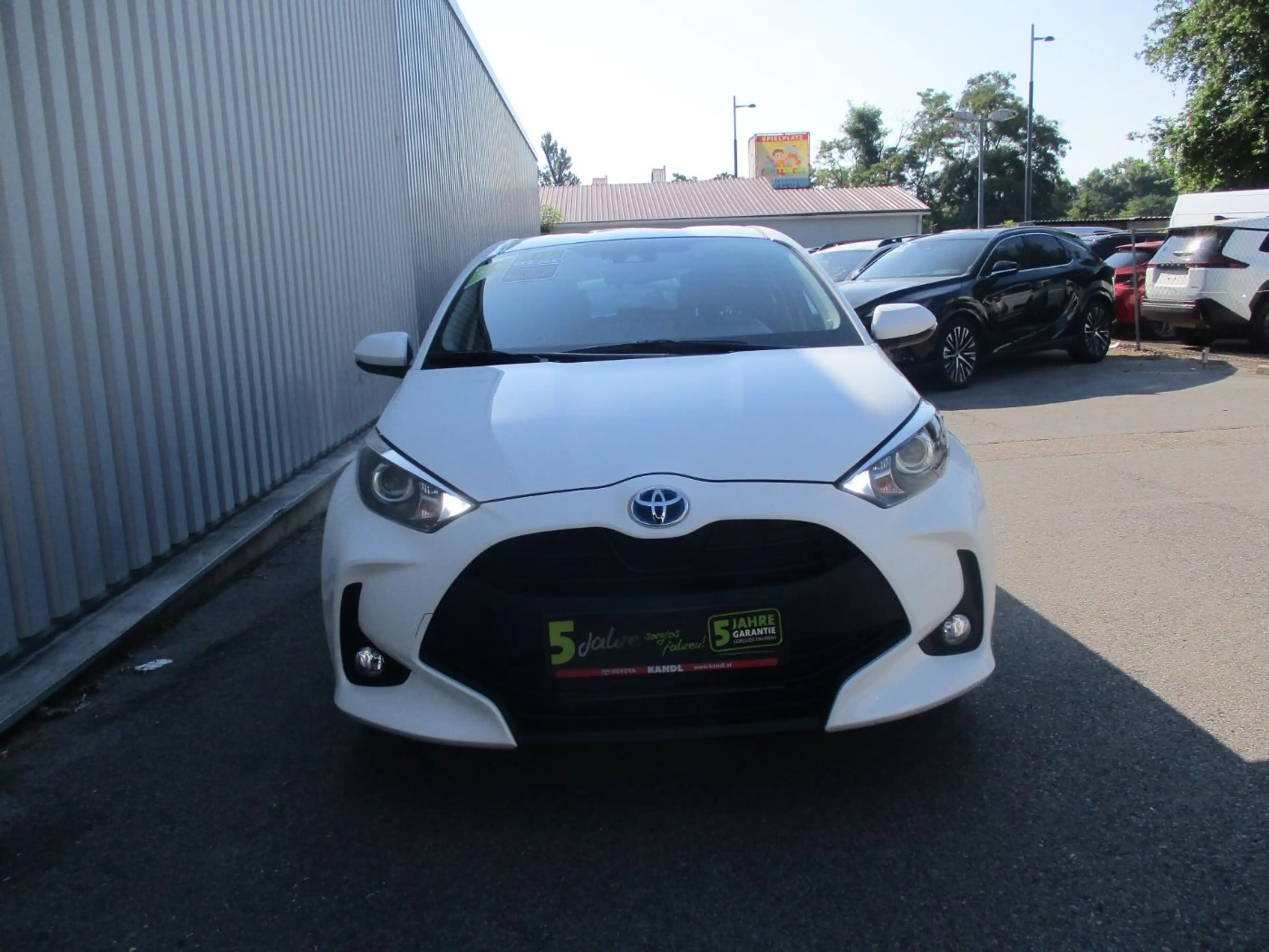 Toyota Yaris 1.5 Active Drive Hybrid ACC+LED+Navi+SHZ — photo 3