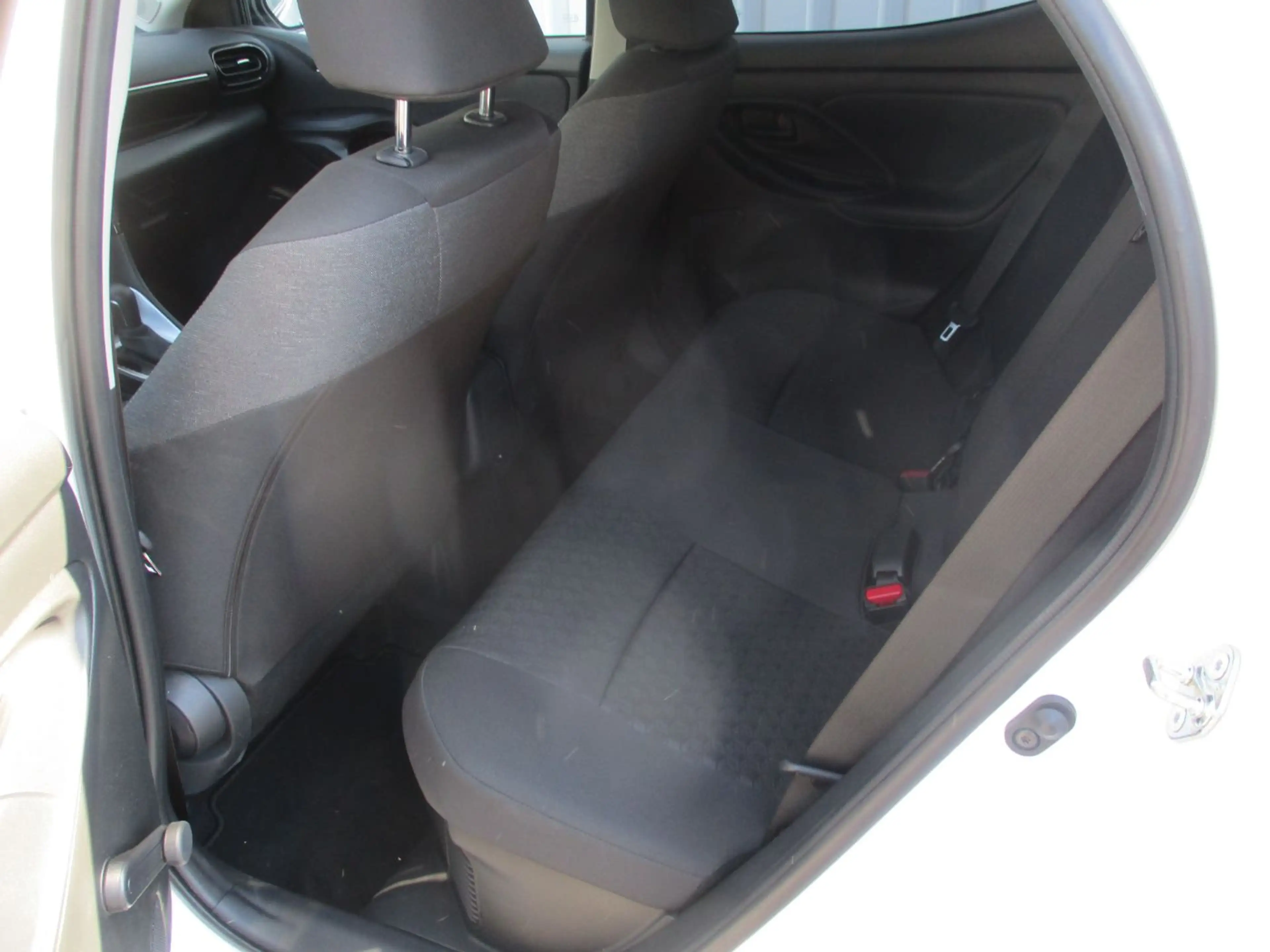 Toyota Yaris 1.5 Active Drive Hybrid ACC+LED+Navi+SHZ — photo 8