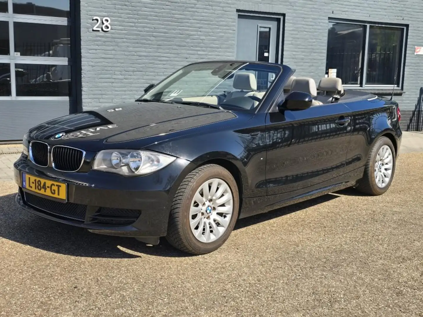BMW 118 1-serie Cabrio 118i executive Zwart - 2