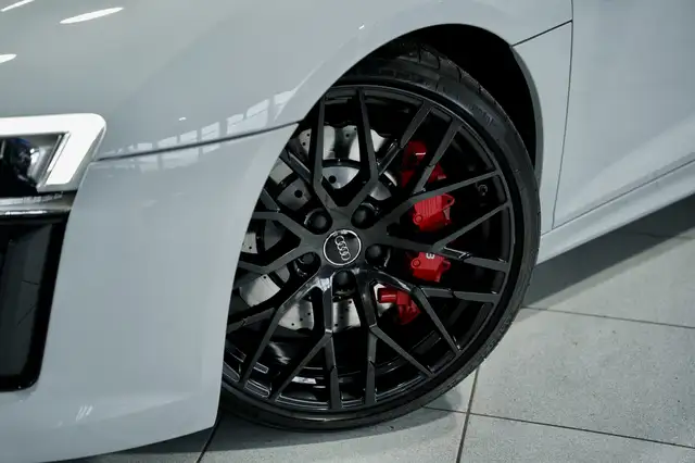 Audi R8 view 2