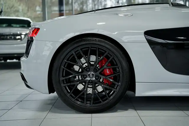 Audi R8 view 11
