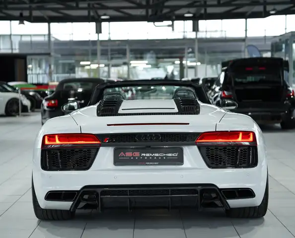 Audi R8 view 14