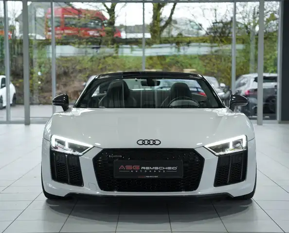 Audi R8 view 3