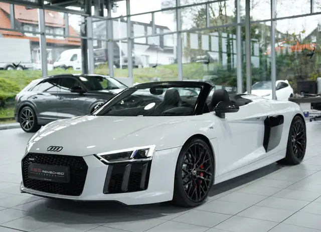 Audi R8 view 4