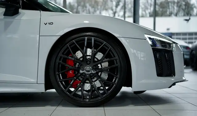 Audi R8 view 9