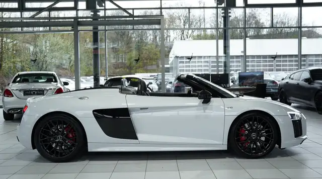 Audi R8 view 7