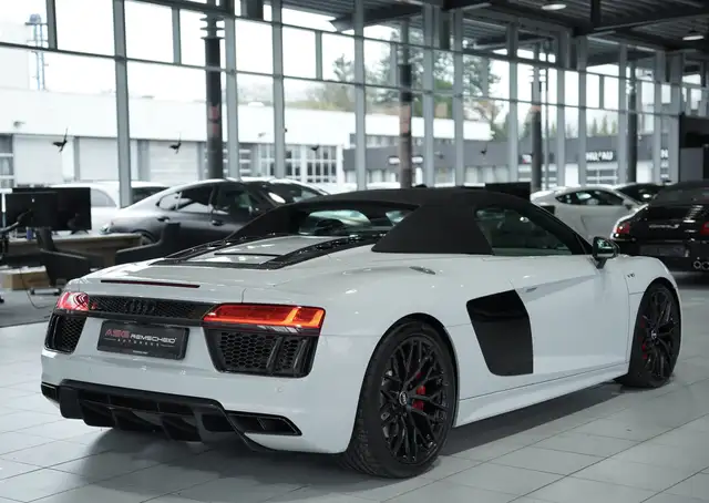 Audi R8 view 13