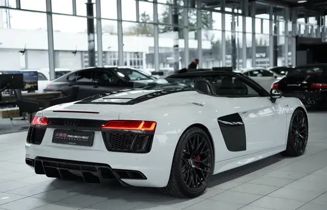 Audi R8 view 12