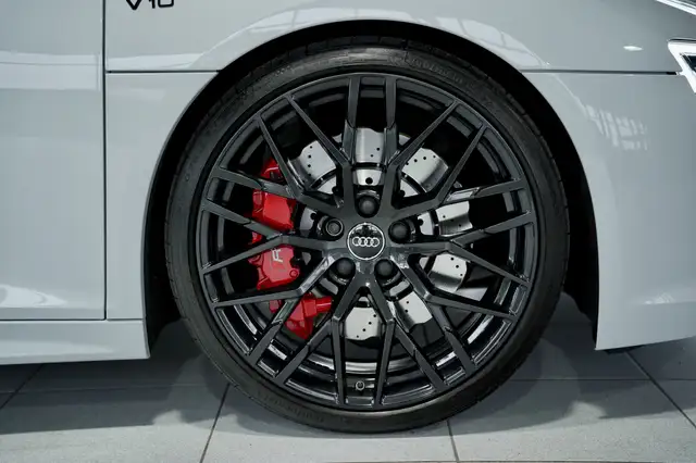 Audi R8 view 10