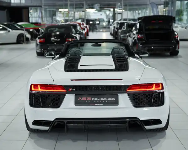 Audi R8 view 15