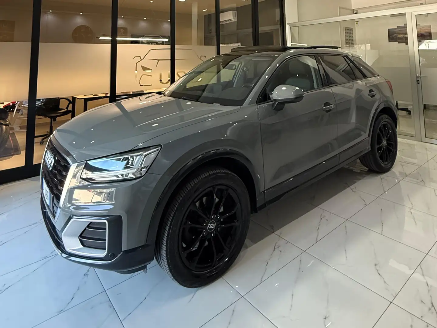 Audi Q2 Business Grey - 2