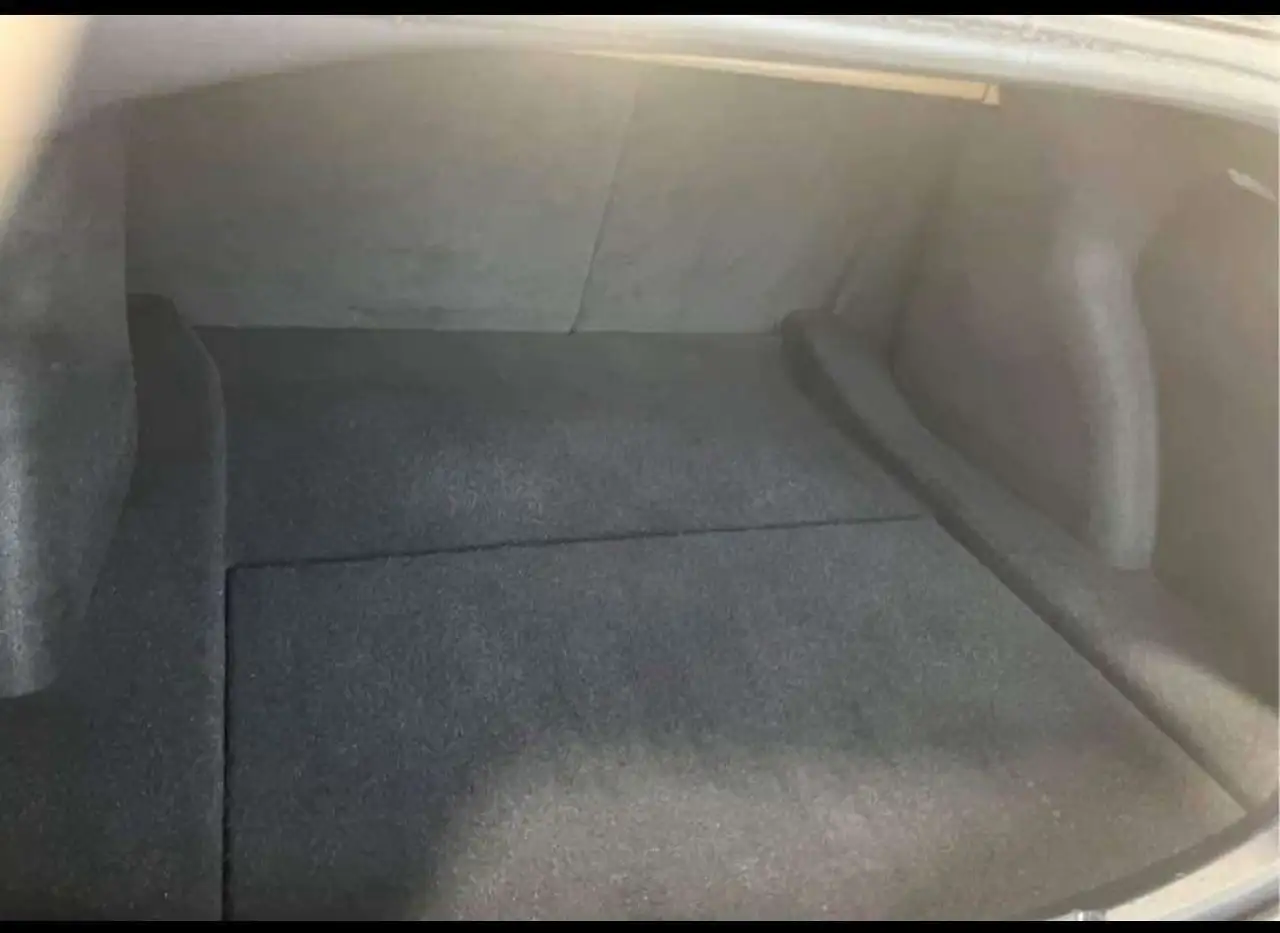 Tesla Model 3 снимка Tesla Model 3