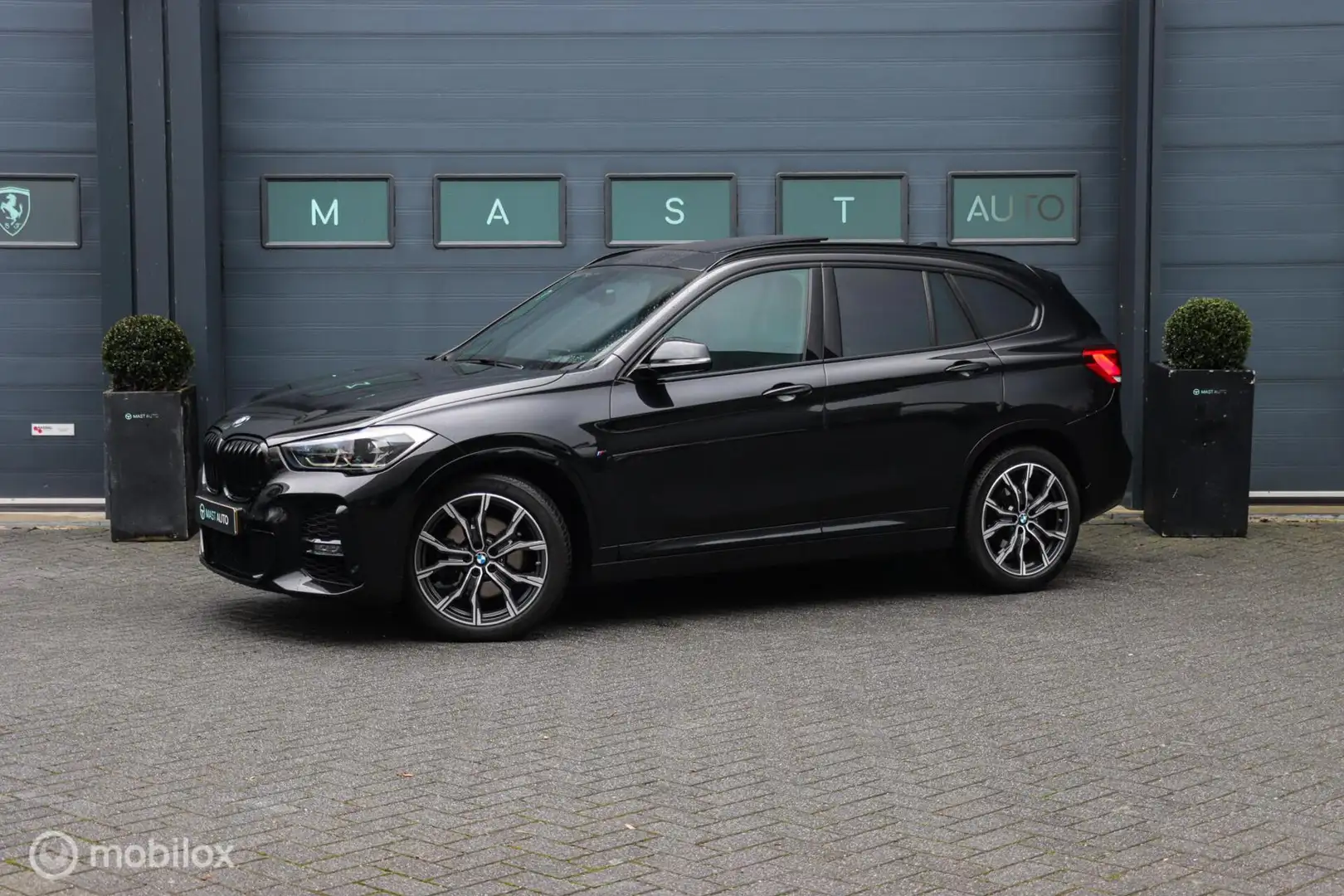 BMW X1 sDrive20i High Executive|M-sport|Pano|Leder|HUD|NA Noir - 1