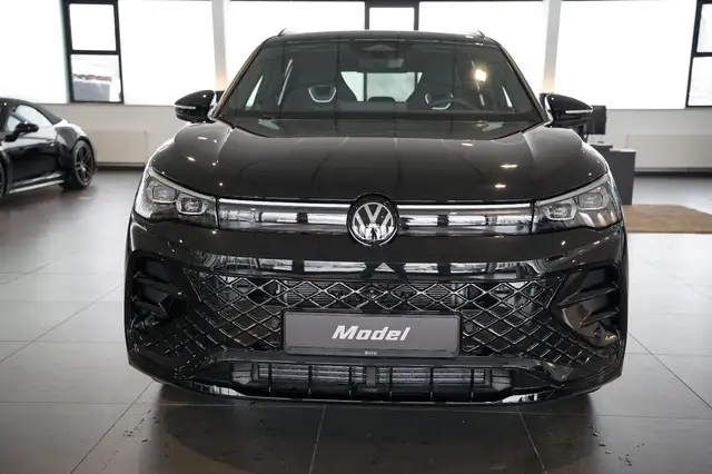 Volkswagen Tiguan view 3
