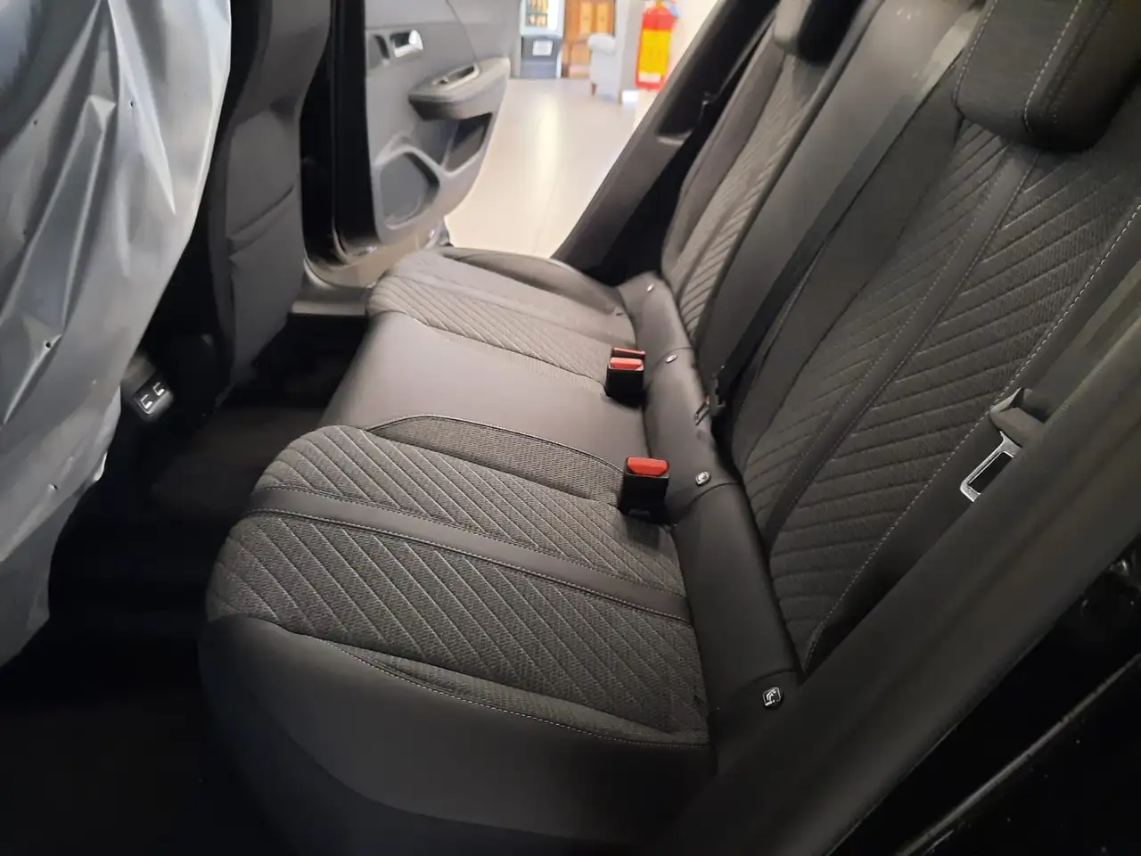 Peugeot 2008 1.2 hybrid ALLURE - 145 cv e-dcs6 14