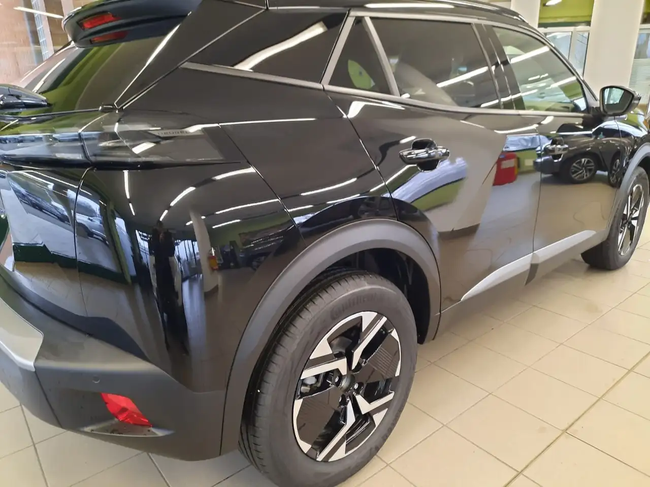Peugeot 2008 1.2 hybrid ALLURE - 145 cv e-dcs6 9