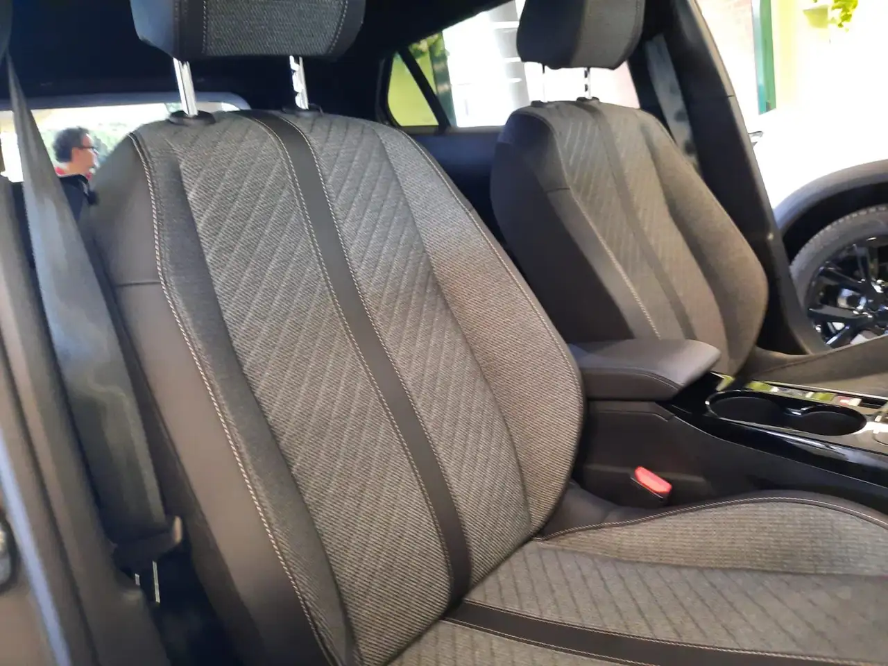 Peugeot 2008 1.2 hybrid ALLURE - 145 cv e-dcs6 13