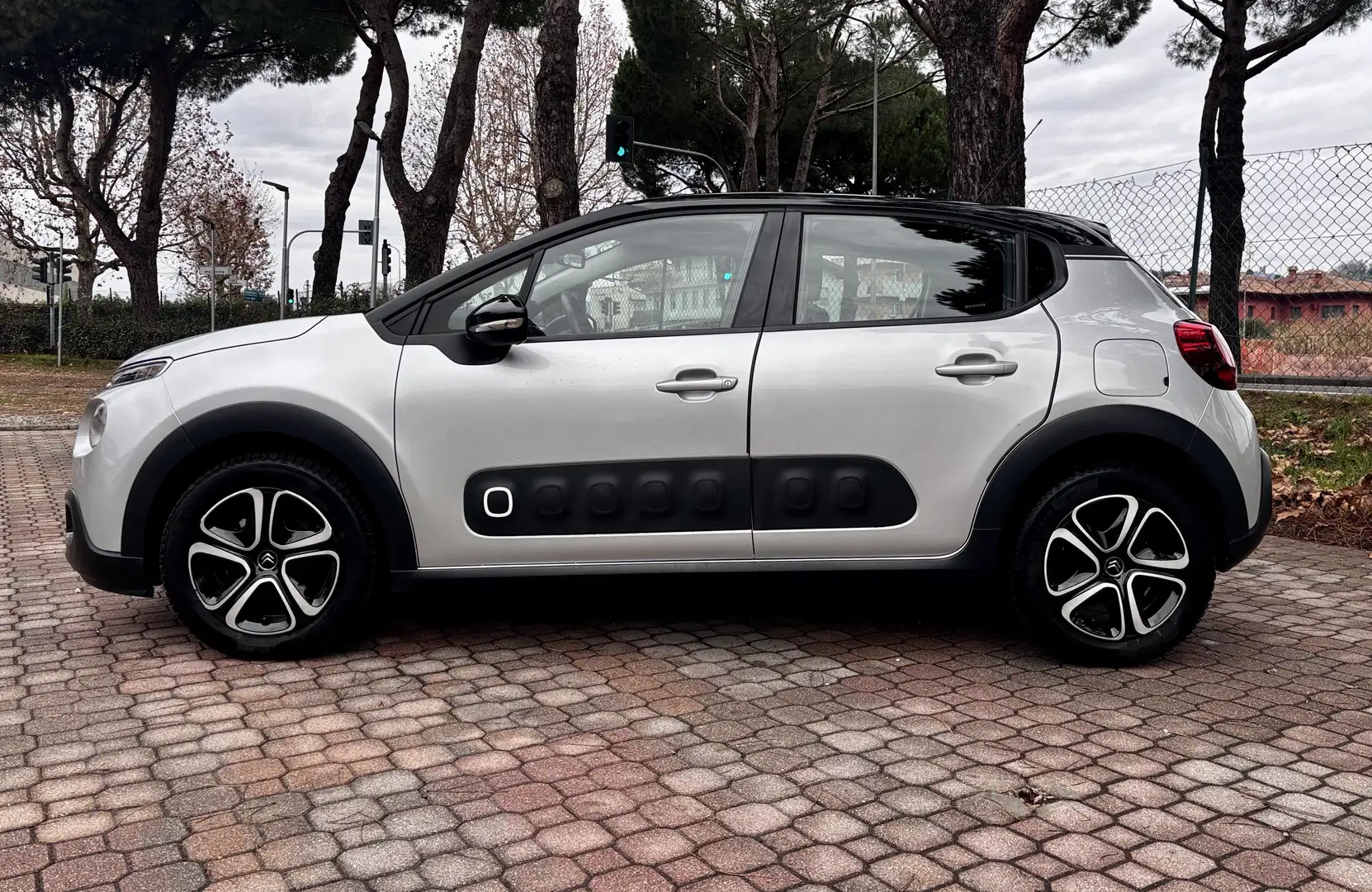 Citroen C3 C3 III 1.2 puretech Shine 82cv *CINGHIA NUOVA* Gris - 2