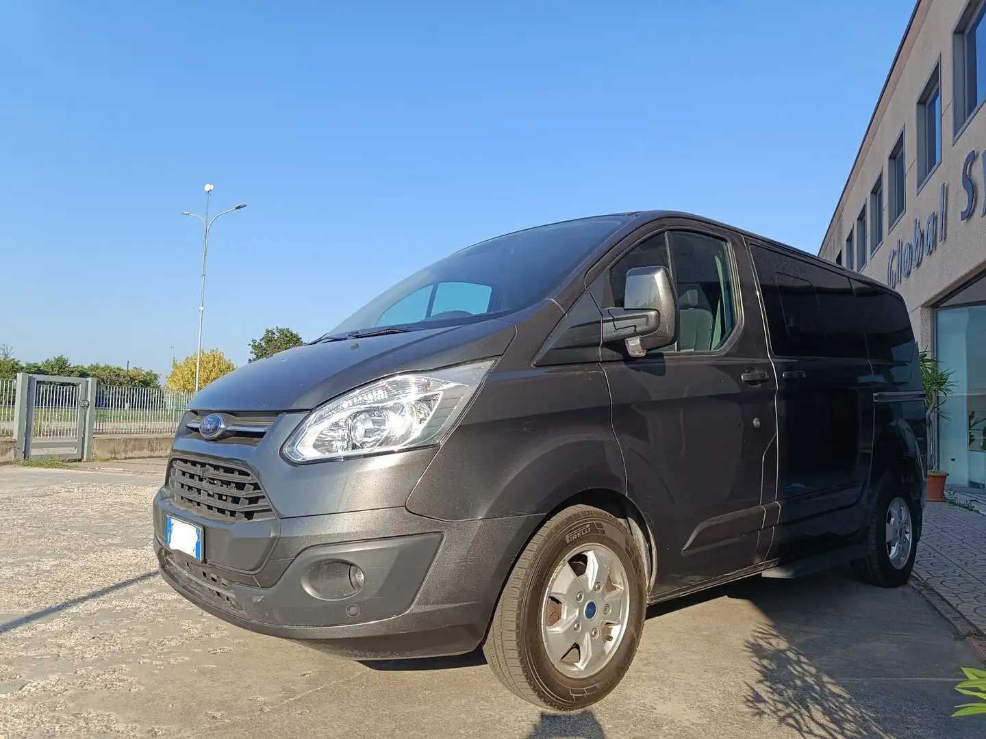 Ford Tourneo Custom Titanium 9 posti 2.0 TDCi 170cv Automatico Grigio - 2